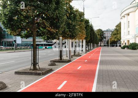 Fahrradweg oder rote Straße für Fahrräder auf der Stadtstraße Stockfoto