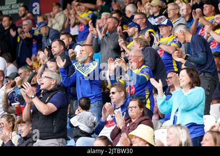 Warrington Wolves Fans jubeln auf ihrer Seite tapfere kommen zurück Stockfoto