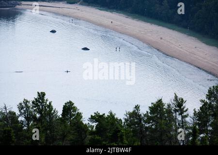 Silhouetten auf dem Wasser des St. Lawrence-Flusses in den Dünen von Tadoussac, Quebec, Saguenay-St. Lawrence Marine Park, Kanada. Stockfoto