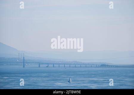 Segelboot fährt auf dem St. Lawrence River in der Nähe der Île d'Orléans Bridge, in der Nähe von Quebec City, Quebec, Kanada. Stockfoto