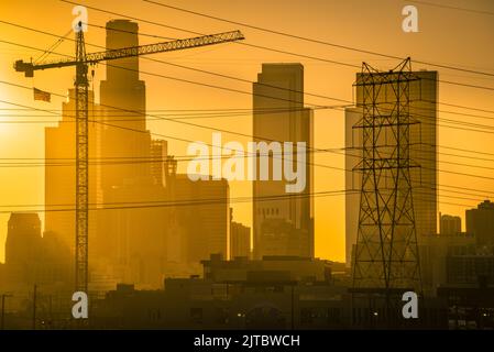 Golden Hour in LA's neu erbauter Straßenbrücke aus dem Jahr 6. Stockfoto