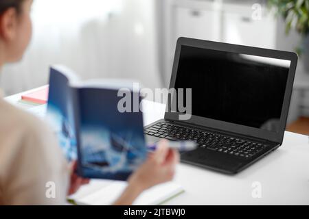 Mathelehrerin mit Online-Unterricht zu Hause Stockfoto