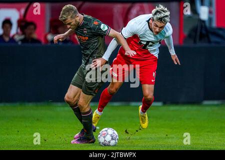 UTRECHT, NIEDERLANDE - 29. AUGUST: Taylor Booth des FC Utrecht U23, Michael de Leeuw von Willem II während des niederländischen Keukenkampioendivisie-Spiels zwischen Jong FC Utrecht und Willem II im Stadion Galgenwaard am 29. August 2022 in Utrecht, Niederlande (Foto: Geert van Erven/Orange Picles) Stockfoto