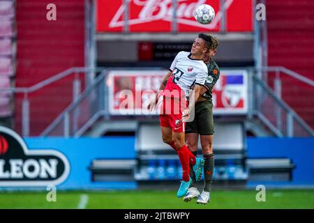 UTRECHT, NIEDERLANDE - 29. AUGUST: Eliano Reijnders vom FC Utrecht U23, Wessel Dammers von Willem II während des niederländischen Keukenkampioendivisie-Spiels zwischen Jong FC Utrecht und Willem II im Stadion Galgenwaard am 29. August 2022 in Utrecht, Niederlande (Foto: Geert van Erven/Orange Picts) Stockfoto