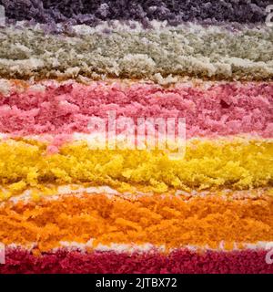 Eine Nahaufnahme einer Texturschicht eines bunten Kuchens Stockfoto