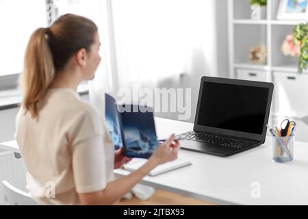 Mathelehrerin mit Online-Unterricht zu Hause Stockfoto