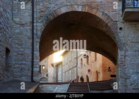 Ein mittelalterlicher Durchgang in Assisi (Provinz Perugia) in Umbrien, Italien Stockfoto