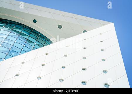 Architektonische Details eines modernen Gebäudes mit blauem Himmel im Hintergrund Stockfoto