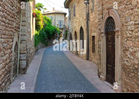 Eine gemütliche, traditionelle Seitenstraße in Assisi (Provinz Perugia) in Umbrien, Italien Stockfoto