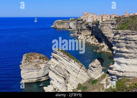 Die Zitadelle von Bonifacio, die sich am Rande des Mittelmeers in Bonifacio (Corse-du-Sud) auf Korsika, Frankreich, befindet Stockfoto