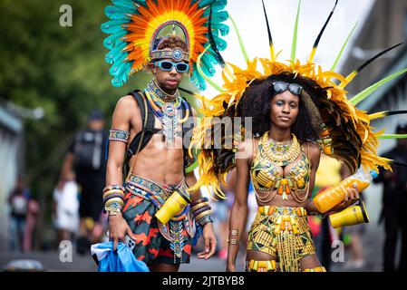 London, Großbritannien. 29. August 2022. In Kostümen gekleideten Performern wird der Notting Hill Carnival im Zentrum von London gefeiert. Nach einer zweijährigen Pause aufgrund der Covid-Pandemie kehrt der karibische Karneval in die Straßen von Notting Hill zurück, wo ausgeklügelte Künstler am Straßenfest teilnehmen. Kredit: SOPA Images Limited/Alamy Live Nachrichten Stockfoto