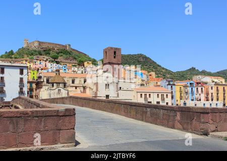 Blick von der Alten Brücke auf den campanile von Bosa und das Schloss Serravalle aus dem 12.. Jahrhundert in Bosa auf Sardinien, Italien Stockfoto