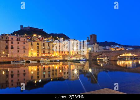 Blick auf die Alte Brücke, den campanile von Bosa und das Schloss Serravalle aus dem 12.. Jahrhundert in Bosa auf Sardinien, Italien Stockfoto