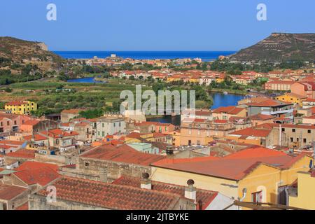 Ein Panoramablick über die bunte Stadt Bosa in Bosa Marina (Provinz Oristano) auf der Insel Sardinien, Italien Stockfoto