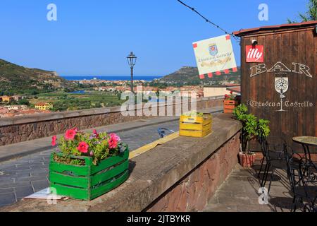 Ein Panoramablick von einer gemütlichen Bar über die bunte Stadt Bosa in Bosa Marina (Provinz Oristano) auf der Insel Sardinien, Italien Stockfoto