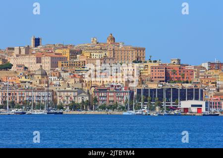 Panoramablick über den Hafen von Cagliari, der Hügelhauptstadt der Insel Sardinien, Italien Stockfoto