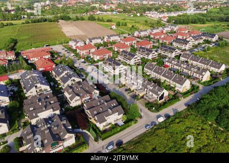 Luftaufnahme der Vorstadtviertel, Wohnviertel mit Häusern und Straßen in einer kleinen europäischen Stadt Stockfoto