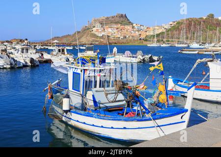 Traditionelle Fischerboote aus Holz, die in der Nähe der Burg Doria und der Kathedrale von Castelsardo (Provinz Sassari) auf der Insel Sardinien, Italien, festgemacht sind Stockfoto