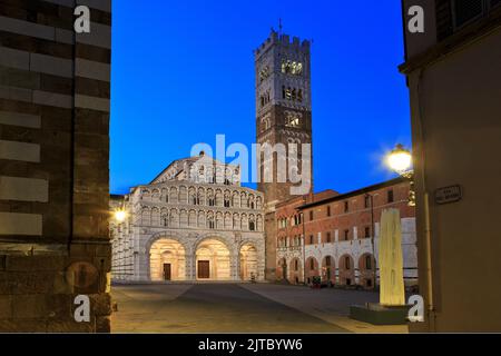 Die romanisch-gotische Kathedrale von San Martino mit ihrem campanile an der Piazza San Martino in Lucca (Provinz Lucca) in der Toskana, Italien Stockfoto