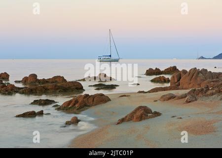 Strand von Moorea (Plage Moorea) in der Abenddämmerung bei Ajacio (Corse-du-Sud) auf der Insel Korsika, Frankreich Stockfoto