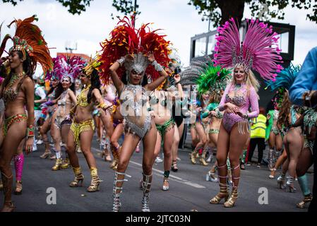 London, Großbritannien. 29. August 2022. In Kostümen gekleideten Performern wird der Notting Hill Carnival im Zentrum von London gefeiert. Nach einer zweijährigen Pause aufgrund der Covid-Pandemie kehrt der karibische Karneval in die Straßen von Notting Hill zurück, wo ausgeklügelte Künstler am Straßenfest teilnehmen. (Foto von Loredana Sangiuliano/SOPA Images/Sipa USA) Quelle: SIPA USA/Alamy Live News Stockfoto