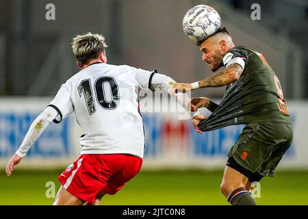 UTRECHT, NIEDERLANDE - 29. AUGUST: Pol Llonch Puyalto von Willem II, Taylor Booth des FC Utrecht U23 während des niederländischen Keukenkampioendivisie-Spiels zwischen Jong FC Utrecht und Willem II im Stadion Galgenwaard am 29. August 2022 in Utrecht, Niederlande (Foto: Geert van Erven/Orange Picles) Stockfoto