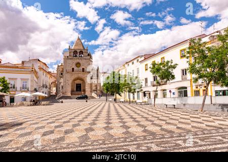 Die Praca da Republica und die Kirche Nossa Senhora da Assuncao im Zentrum der historischen Stadt Elvas, Alentejo, Portugal Stockfoto