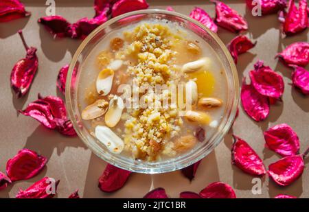 Ashura ist ein Dessert aus einer Mischung aus Getreide, Früchten, getrockneten Früchten und Nüssen. Stockfoto