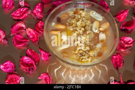 Ashura ist ein Dessert aus einer Mischung aus Getreide, Früchten, getrockneten Früchten und Nüssen. Traditionelles köstliches türkisches Dessert. Noahs Pudding mit Walnüssen Stockfoto