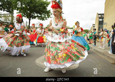 Ladbroke Grove, London, Großbritannien 29.. August 2022, Karneval-Darsteller und -Besucher, Karnevalstanzer und Publikum am zweiten Tag des Notting Hill Carnival © Richard Soans/Alamy Live News Stockfoto