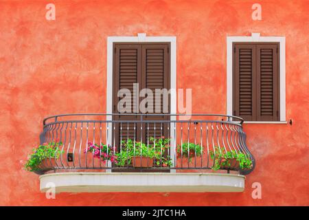 Ein traditioneller mediterraner Balkon mit blühenden Pflanzen in Romana (Provinz Sassari) auf der Insel Sardinien, Italien Stockfoto