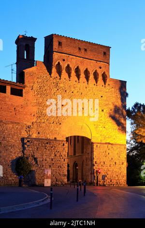 Die Porta San Giovanni (1262), das schönste und beeindruckendste Tor von San Gimignano (Siena), Italien im Morgengrauen Stockfoto