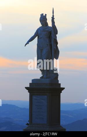 Die Statua della Liberta (Freiheitsstatue) am Liberty Square in San Marino bei Sonnenuntergang Stockfoto