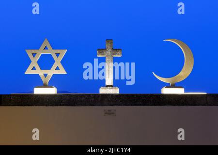 Der Davidstern (Judentum), das Kreuz (Christentum) und der Halbmond (Islam) auf dem Dach der Cappella Nuova (Neue Kapelle) in San Marino Stockfoto