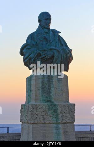 Eine Büste von Bartolomeo Borghesi (1781-1860) auf der Aussichtsplattform in der Nähe der Bergstation der Seilbahn bei Sonnenaufgang in San Marino Stockfoto