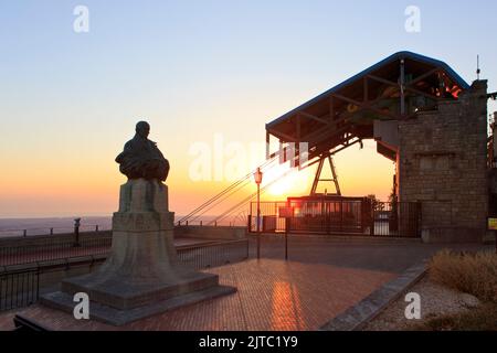 Eine Büste von Bartolomeo Borghesi (1781-1860) auf der Aussichtsplattform in der Nähe der Bergstation der Seilbahn bei Sonnenaufgang in San Marino Stockfoto