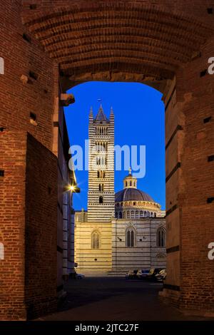 Die gotische Kathedrale von Siena aus dem 13.. Jahrhundert (UNESCO-Weltkulturerbe) in Siena (Toskana), Italien in der Dämmerung Stockfoto