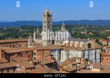 Die gotische Kathedrale von Siena aus dem 13.. Jahrhundert (UNESCO-Weltkulturerbe) in Siena (Toskana), Italien, an einem schönen Sommertag Stockfoto