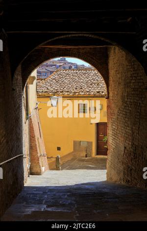 Kleine Gasse in Siena (Toskana), Italien an einem schönen Sommertag Stockfoto