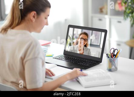 Studentin mit Laptop mit Online-Kurs Stockfoto