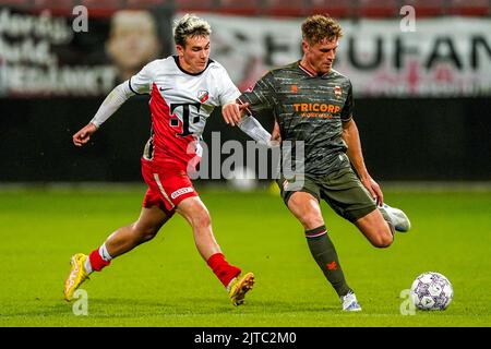 UTRECHT, NIEDERLANDE - 29. AUGUST: Taylor Booth des FC Utrecht U23, Wessel Dammers von Willem II während des niederländischen Keukenkampioendivisie-Spiels zwischen Jong FC Utrecht und Willem II im Stadion Galgenwaard am 29. August 2022 in Utrecht, Niederlande (Foto: Geert van Erven/Orange Picles) Stockfoto