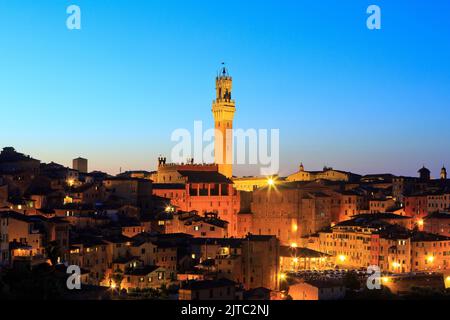Der Palazzo Pubblico (Rathaus) aus dem 14.. Jahrhundert in Siena (Toskana), Italien an einem schönen Sommertag Stockfoto