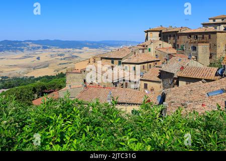 Panoramablick über die mittelalterliche Stadt Volterra (Provinz Pisa) in der Toskana, Italien Stockfoto