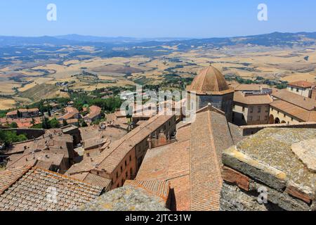 Panoramablick über die mittelalterliche Stadt Volterra (Provinz Pisa) in der Toskana, Italien Stockfoto