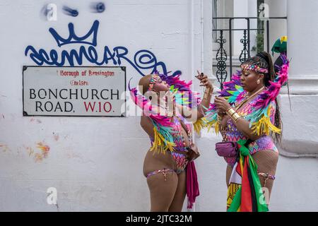 London, Großbritannien. 29.. August 2022. Notting Hill Carnival. Europas größte Straßenparty zieht nach einer zweijährigen Pause die Straßen der Weststadt mit Feiern der karibischen Kultur und Gemeinschaft zurück. Kredit: Guy Corbishley/Alamy Live Nachrichten Stockfoto