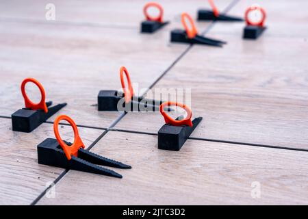 Nahaufnahme des Fliesenausrichtungssystems, das die Fliese in der angegebenen Position hält Stockfoto