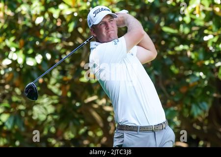 Atlanta, Georgia, USA. 28. August 2022. Tom Hoge schlägt das 13.-Loch während der Finalrunde der TOUR Championship im East Lake Golf Club ab. (Bild: © Debby Wong/ZUMA Press Wire) Stockfoto