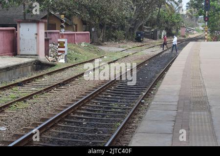 Ein Bahnhof in Colombo. Das Eisenbahnnetz wurde 1864 von den Briten eingeführt, und 1. Züge liefen am 27.. Dezember 1864 mit dem Bau der Hauptlinie von Colombo nach Ambepussa, 54 Kilometer östlich. Das Schienennetz von Sri Lanka ist 1.508 km (937 Meilen) lang und hat eine Breite von 5 Fuß 6 Zoll (1.676 mm). Einige der Routen sind landschaftlich reizvoll, wobei die Hauptlinie Wasserfälle, Berge, Teestandschaften, Pinienwälder, Brücken und Gipfelstationen passiert (oder überquert). Sri Lanka. Stockfoto