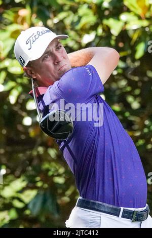 Atlanta, Georgia, USA. 28. August 2022. Justin Thomas schlägt das 13.-Loch während der Finalrunde der TOUR Championship im East Lake Golf Club ab. (Bild: © Debby Wong/ZUMA Press Wire) Stockfoto