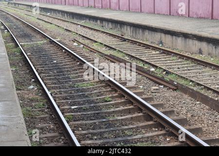 Ein Bahnhof in Colombo. Das Eisenbahnnetz wurde 1864 von den Briten eingeführt, und 1. Züge liefen am 27.. Dezember 1864 mit dem Bau der Hauptlinie von Colombo nach Ambepussa, 54 Kilometer östlich. Das Schienennetz von Sri Lanka ist 1.508 km (937 Meilen) lang und hat eine Breite von 5 Fuß 6 Zoll (1.676 mm). Einige der Routen sind landschaftlich reizvoll, wobei die Hauptlinie Wasserfälle, Berge, Teestandschaften, Pinienwälder, Brücken und Gipfelstationen passiert (oder überquert). Sri Lanka. Stockfoto